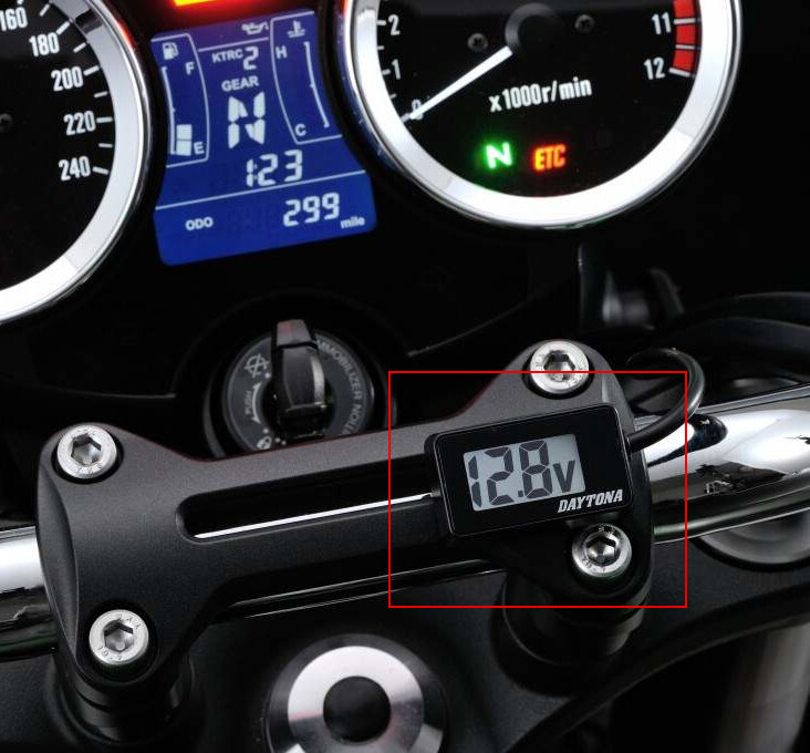 Voltmetro con Display Digitale a LED Misuratore Impermeabile 12V 24V Voltmetro CC per Moto Auto